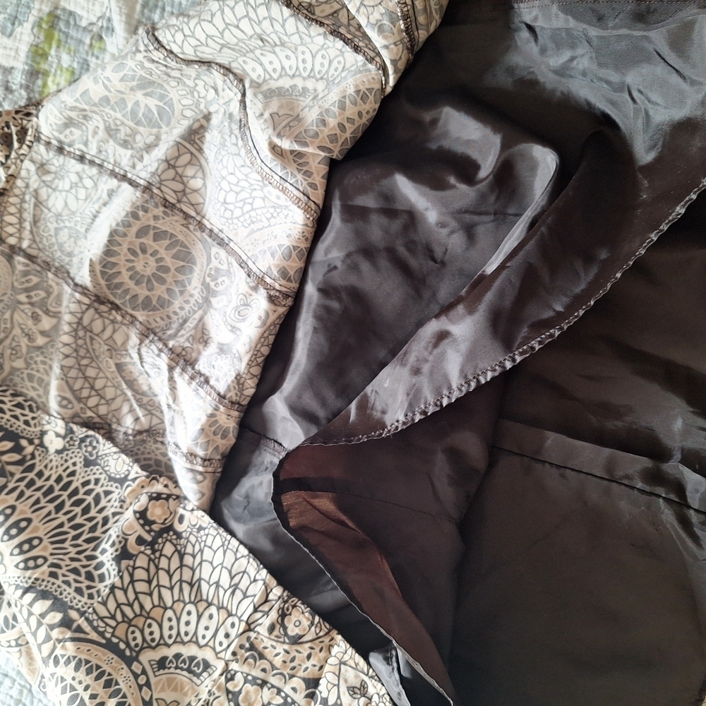 Geoffrey Beene Black and Cream Patterned Fabric - Picture 4 of 12